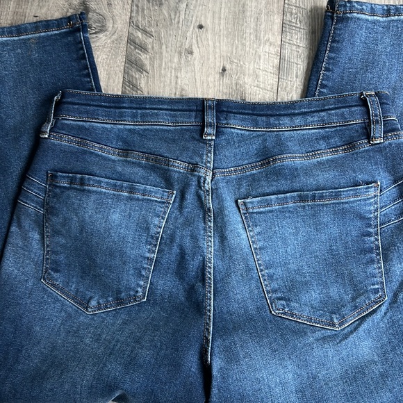 Bold Elements Cut to Curve Stretch Skinny Capri Jeans - Picture 5 of 8